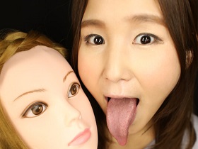 マネキンをベロでしゃぶりつくす美女　サンプル画像04